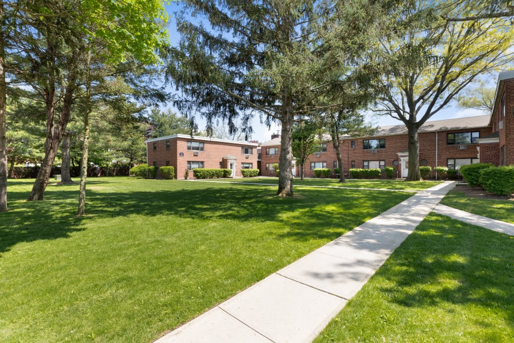 Courtyard at Eagle Rock Apartments at Hicksville/Jericho in Hicksville, New York