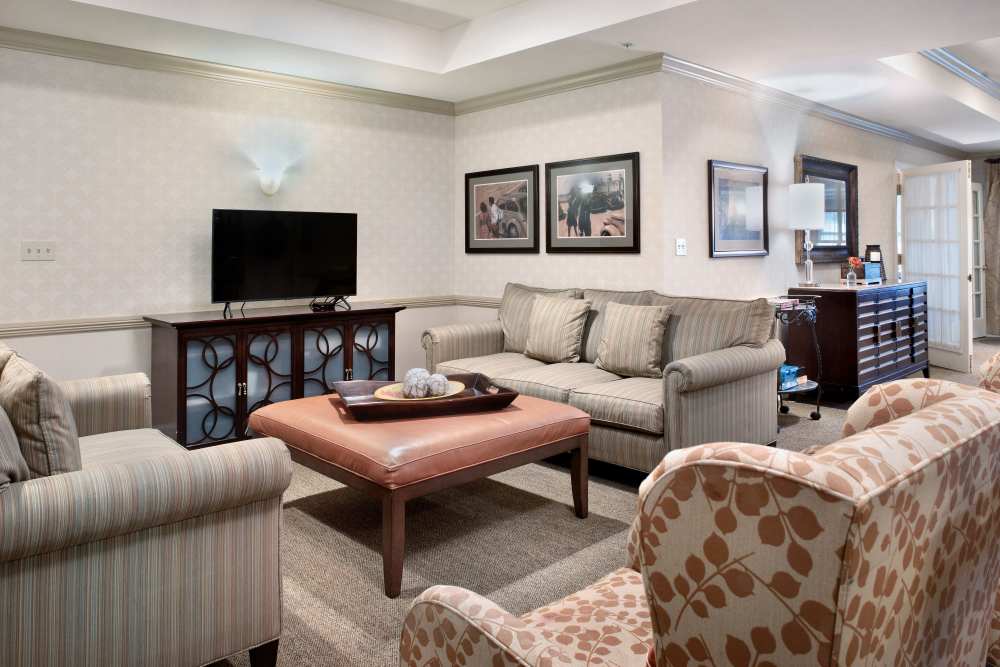 Resident living area with tv at Glenncrest at Siegen in Baton Rouge, Louisiana