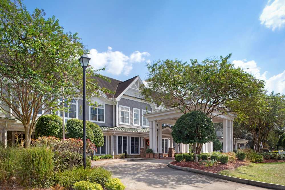 Exterior view with greenery at Glenncrest at Siegen in Baton Rouge, Louisiana
