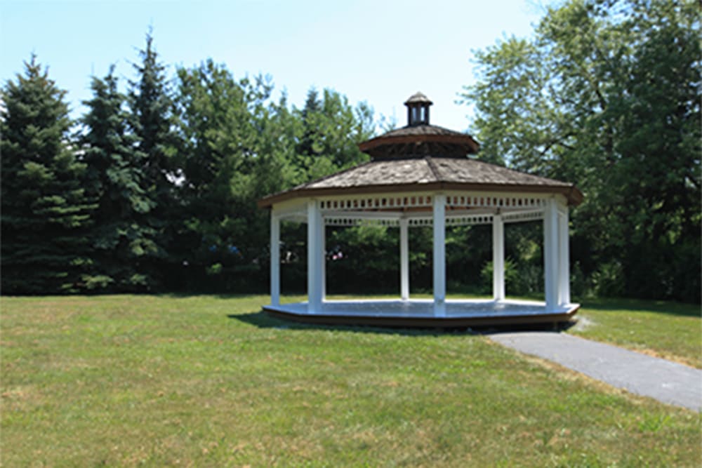 Garden with lawn at Highland Glen in Scottsburg, Indiana