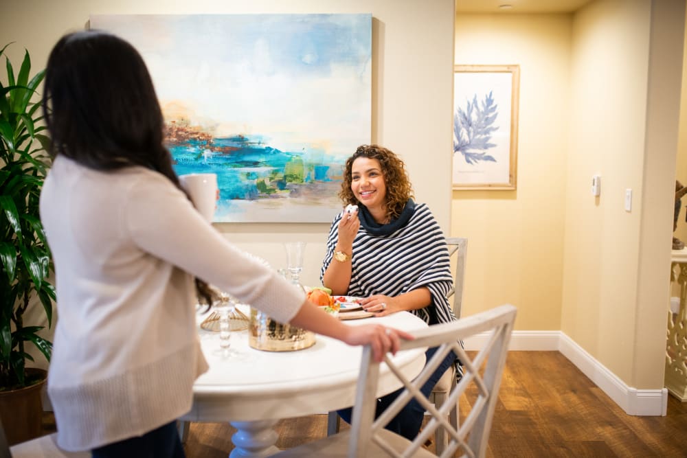 Residents enjoying a snack together in their new home at The Retreat at the Raven in Phoenix, Arizona
