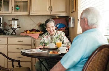 Senior living couple in Maryland assisted living dine together