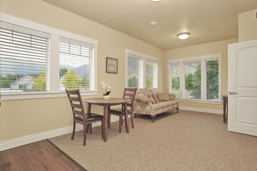 Living room of apartment at Highland Glen in Highland, Utah 