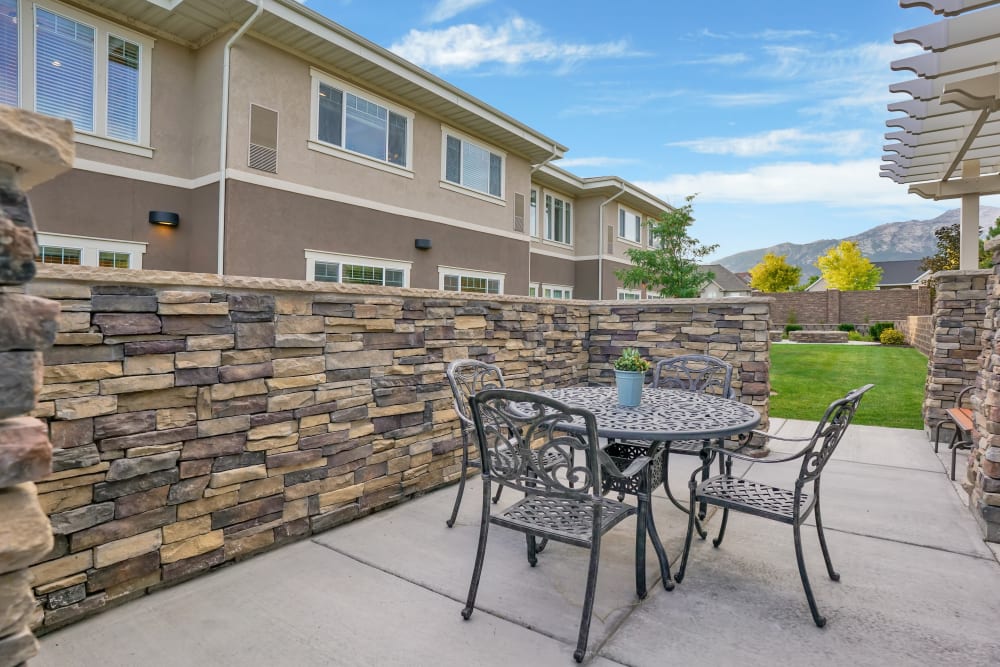 Exterior garden with seating at Highland Glen in Highland, Utah