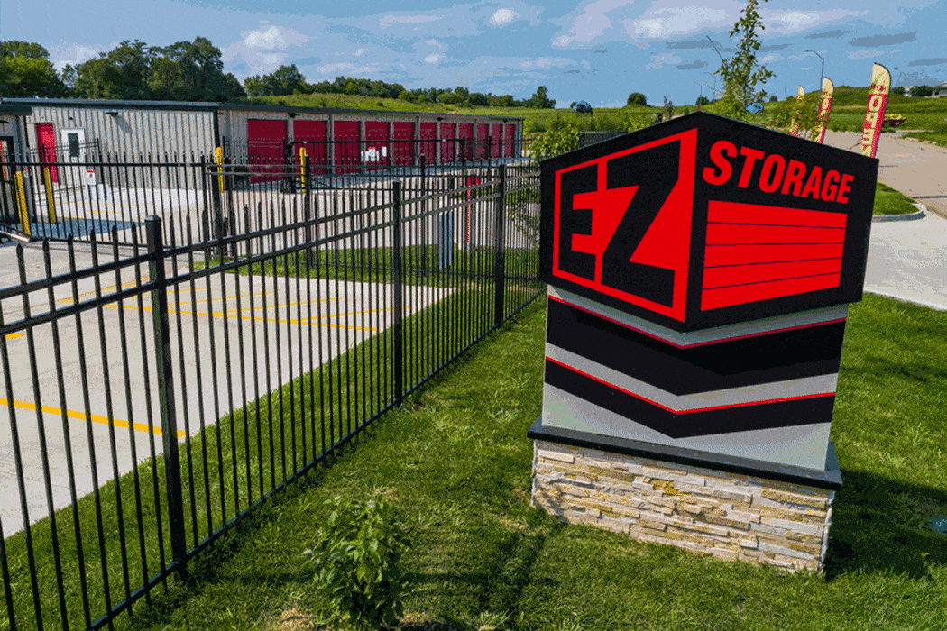 Exterior shots of EZ Storage in Des Moines, Iowa