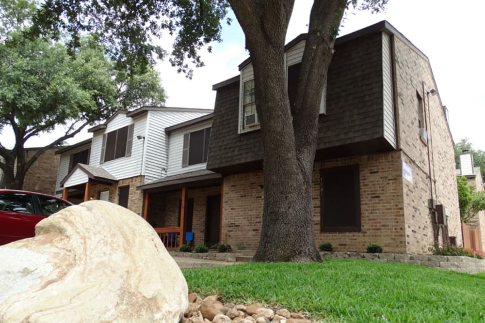 Exterior of townhomes and lawn at Round Rock Townhomes in Arlington, Texas