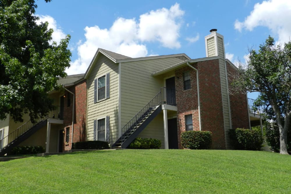 Exterior of the apartments at Pecan Ridge in Midlothian, Texas