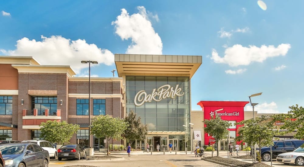 Oakpark shopping center near London House Apartments in Lenexa, Kansas
