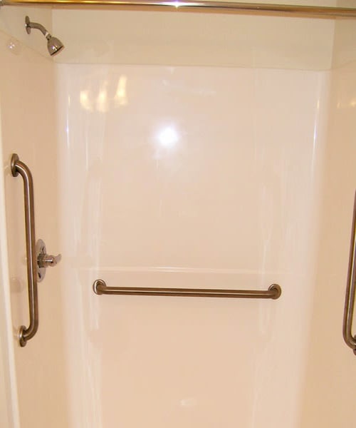 Grab bars in shower at Ardmore Crossing in Chillicothe, Ohio