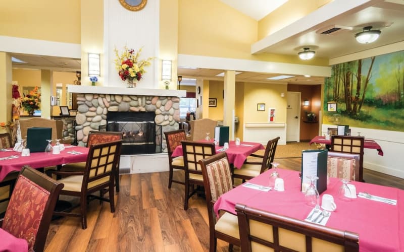 The resident dining room at Lakeland Senior Living in Eagle Point, Oregon. 