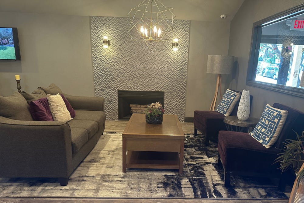 Clubhouse lounge area at Walnut Ridge in Arlington, Texas