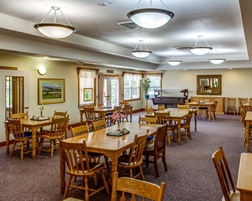 Large resident dining room at Prairie Hills Tipton in Tipton, Iowa.