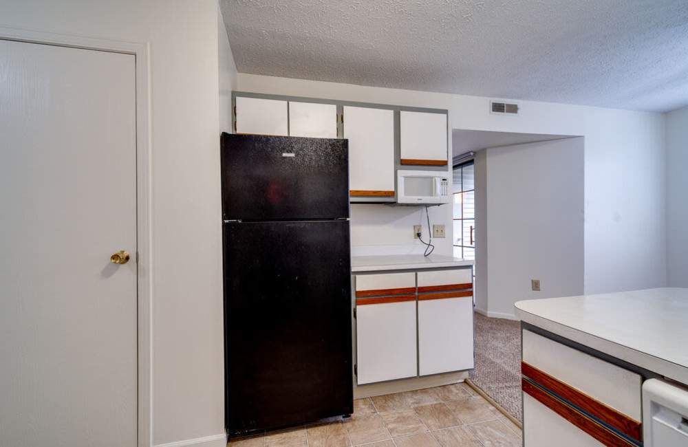 Model kitchen with full appliance package and cabinets at Carriage Court in Cincinnati, Ohio
