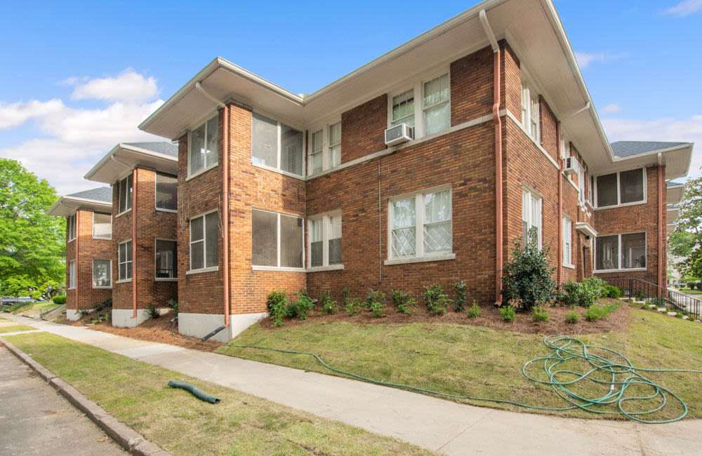 Apartment perspective view with lawn at Belvedere Place in Memphis, Tennessee