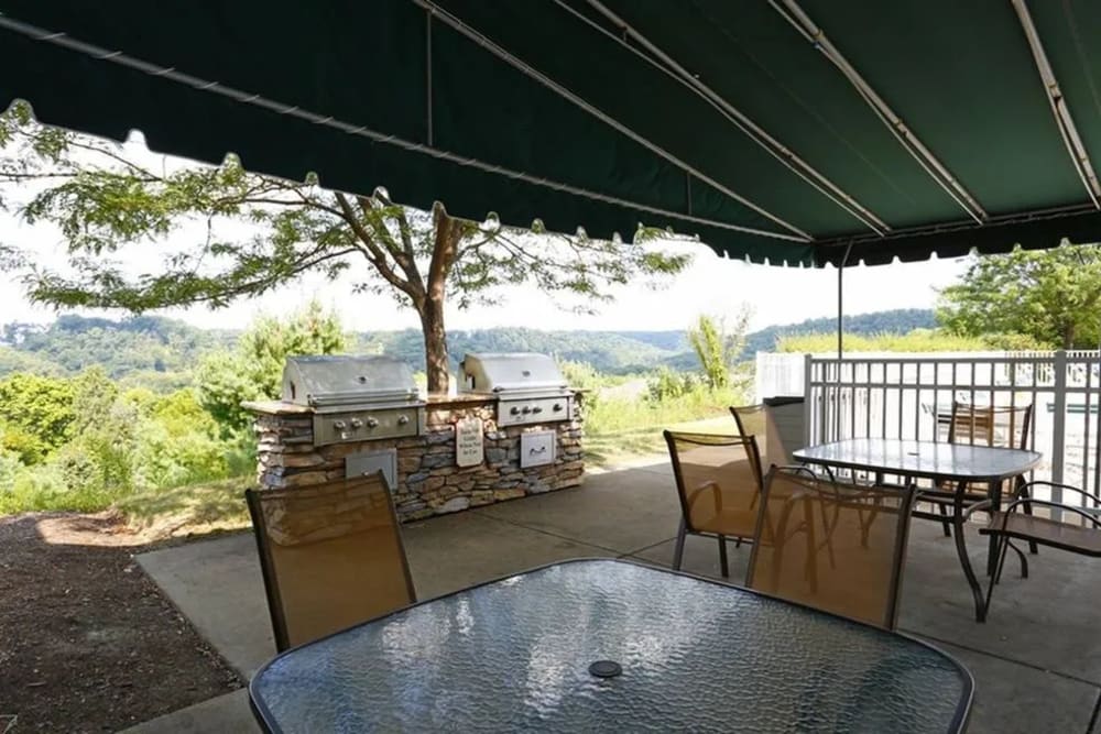 Barbeque area with tables and chairs at Ventana Hills in Coraopolis, Pennsylvania