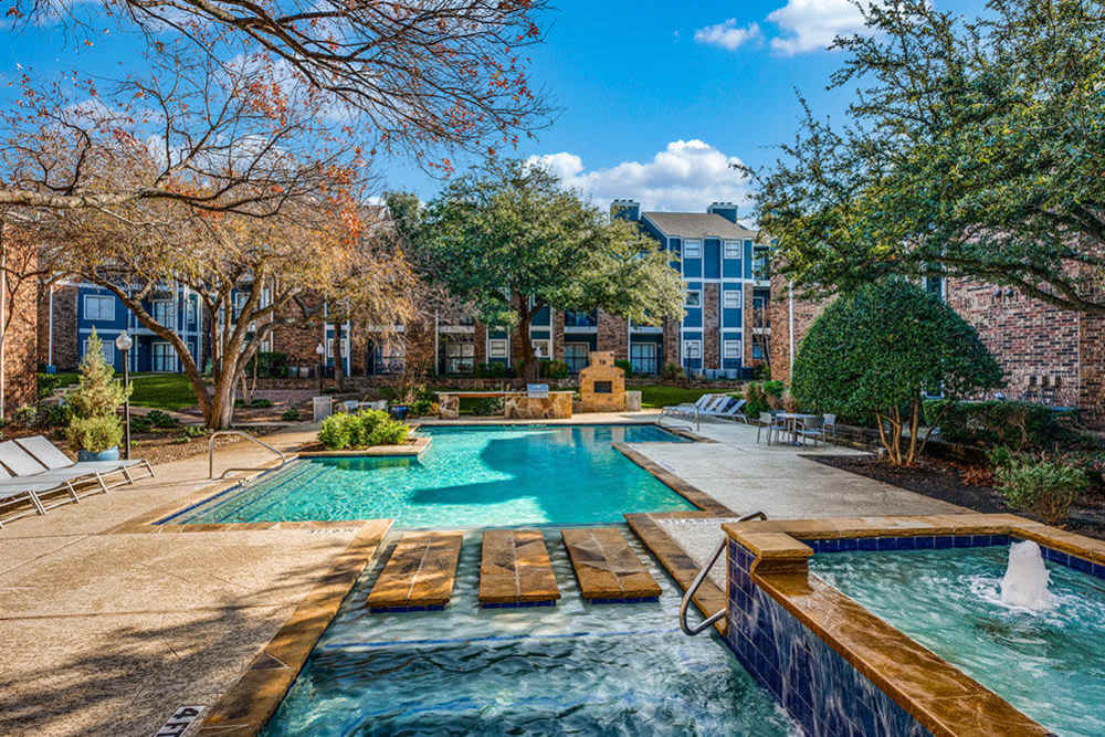 Swimming pool at The Azul Apartments in Dallas, Texas