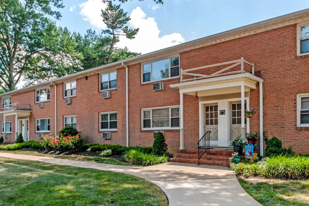 Lush exterior of Riverwood Commons in Bordentown, New Jersey