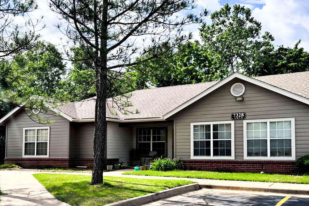 Apartment with green lush at Edgewood At The Gables in Tulsa, Oklahoma
