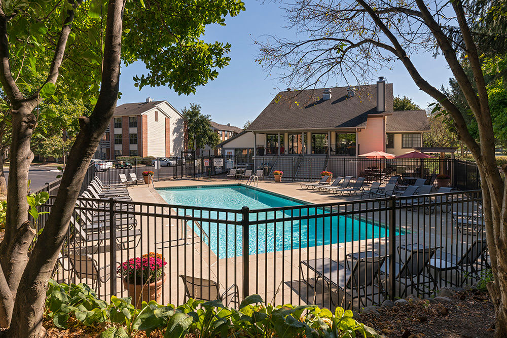 Photos of Clover Ridge East Apartments in Palatine, IL