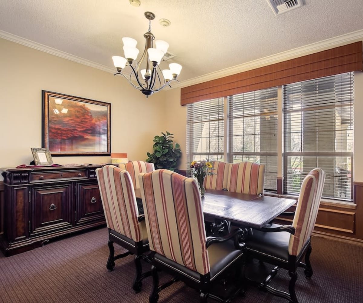 Lounge area at Pacifica Senior Living Bakersfield in Bakersfield, California