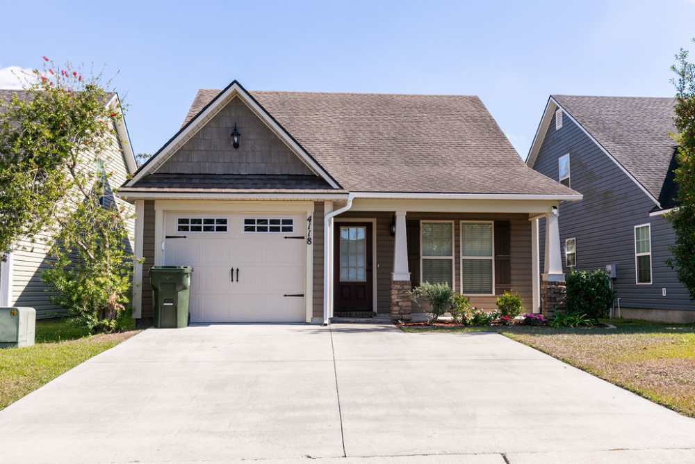 Image of the driveway to the garage at Patriots Place in Valdosta, Georgia  