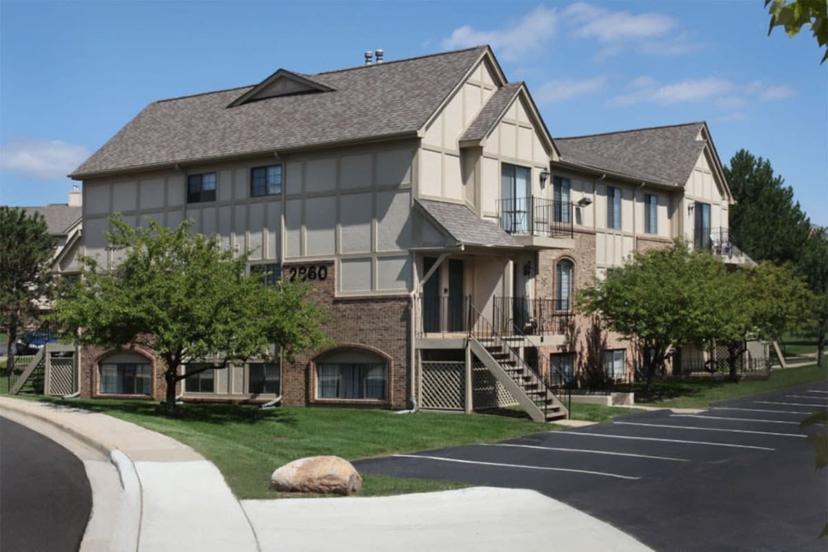 Street view of The Edge at Oakland in Auburn Hills, Michigan
