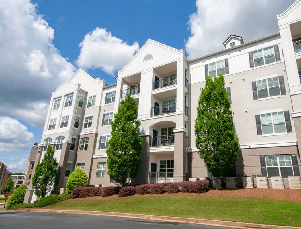 Exterior view of apartments at Parc Alpharetta in Alpharetta, Georgia