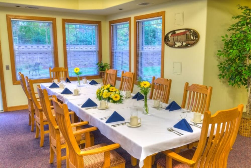 Long dining room table at Addington Place of Ottumwa in Ottumwa, Iowa
