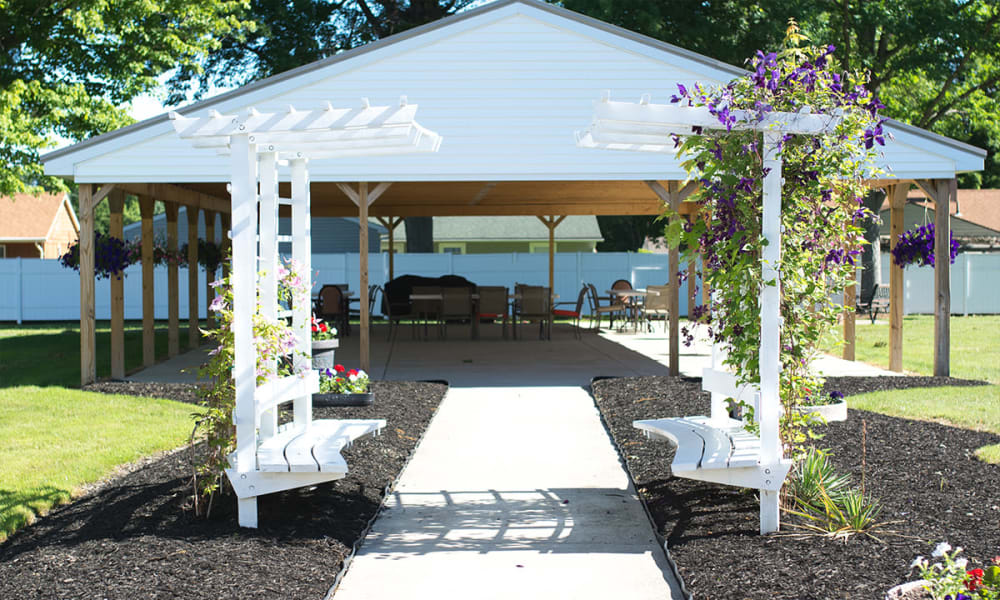 Covered outdoor seating at Clearview Lantern Suites in Warren, Ohio