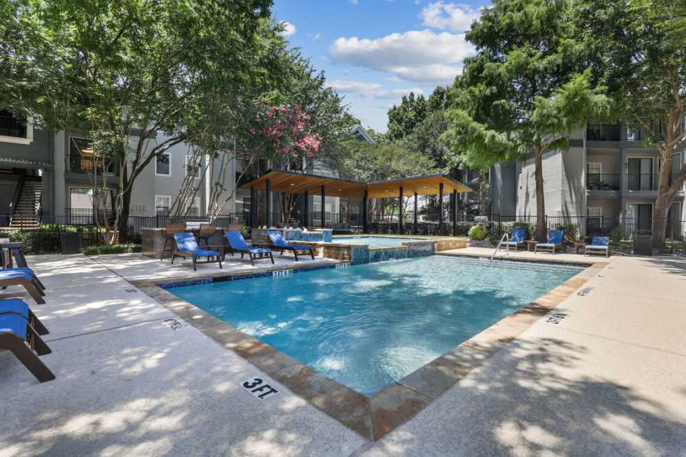 Resort style pool at Vail Cliffside in Arlington. TX