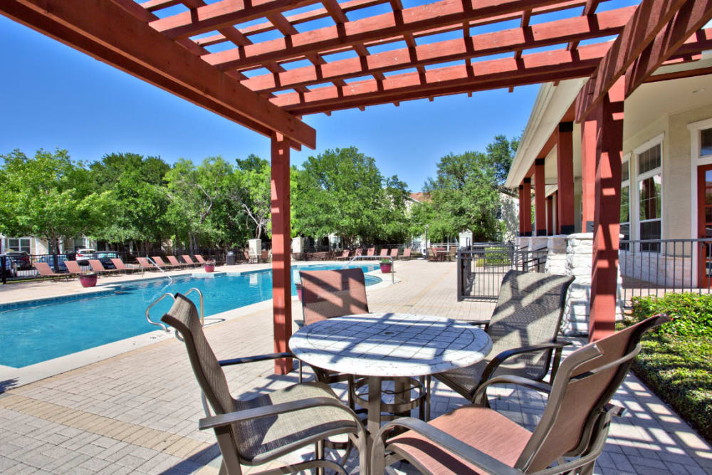 Covered poolside dining area at Marquis Bandera in San Antonio, Texas