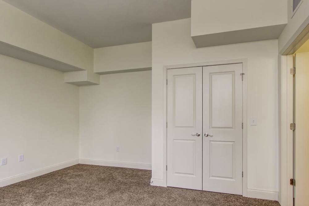 Spacious room with carpeted flooring at 43 Town Square in Lima, Ohio