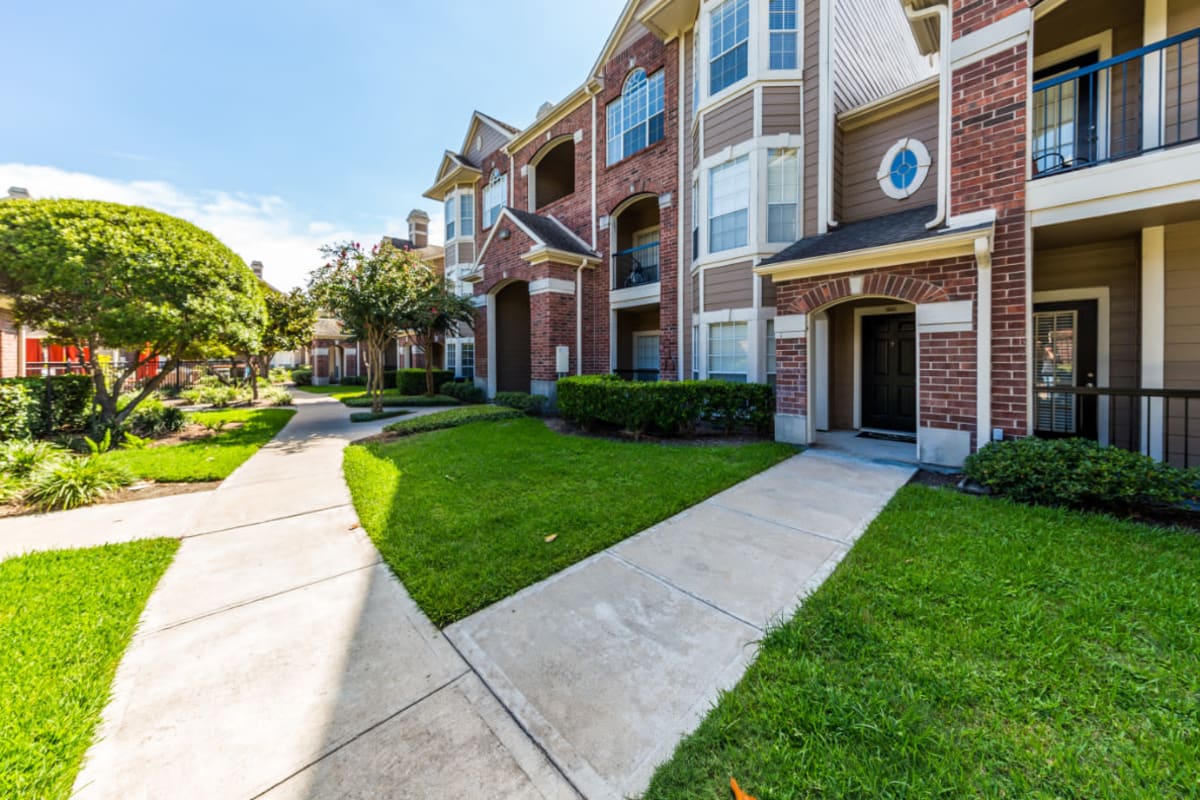 Building unit entrances and sidewalk pathways at Marquis on Park Row in Houston, Texas