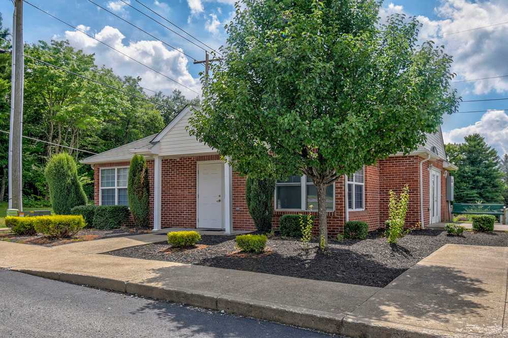 Side view of leasing center at Edwards Crossing I in Beaver, West Virginia