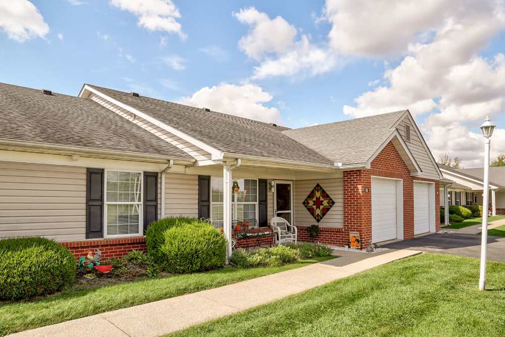 Charming apartment community with manicured lawns and welcoming front porches at Heritage Greene in Washington Court House, Ohio