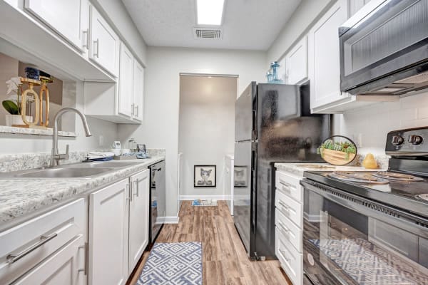 Modern and bright fully equipped kitchen at The Maxwell in San Antonio, Texas 