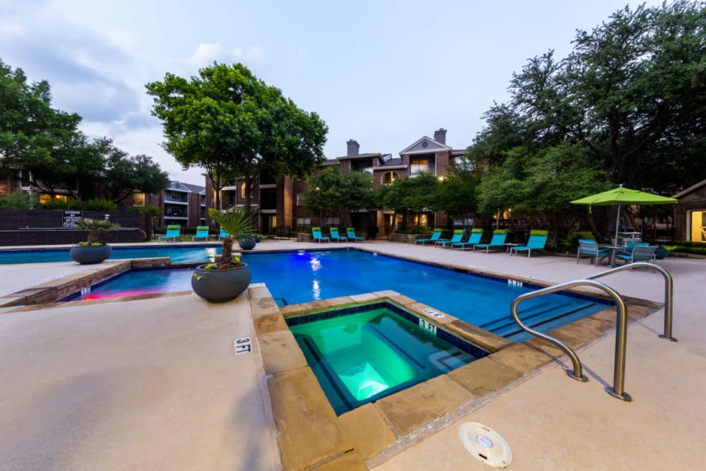 Resort-style, sparkling swimming pool at Marquis at Legacy in Plano, Texas
