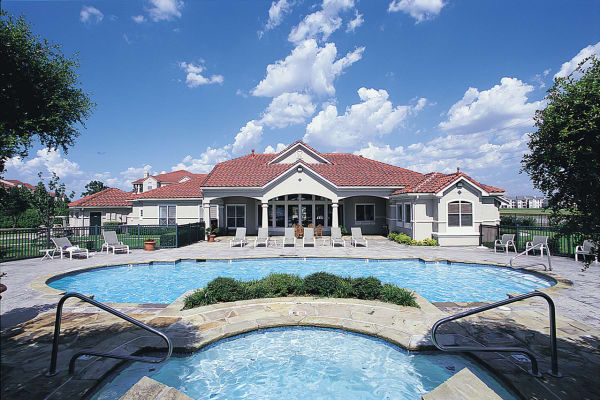 Luxury swimming pool at Crescent Cove at Lakepointe in Lewisville, Texas