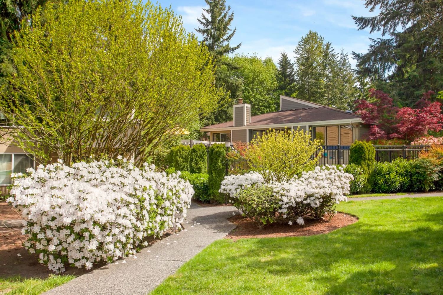 Grounds at Vue Kirkland Apartments in Kirkland, Washington