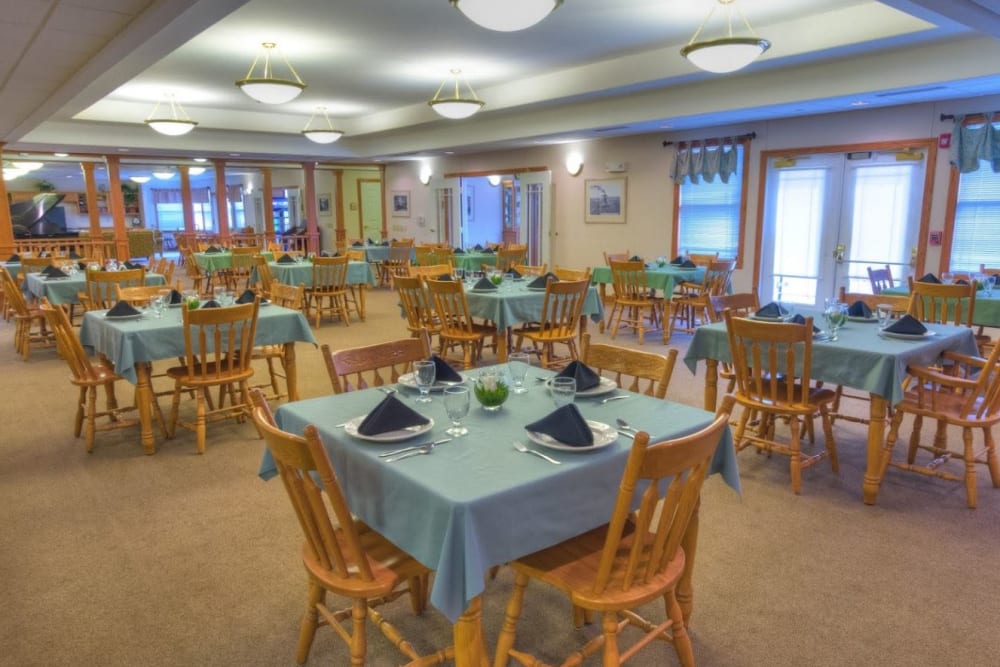 Spacious dining room with plenty of seating at Addington Place of Muscatine in Muscatine, Iowa