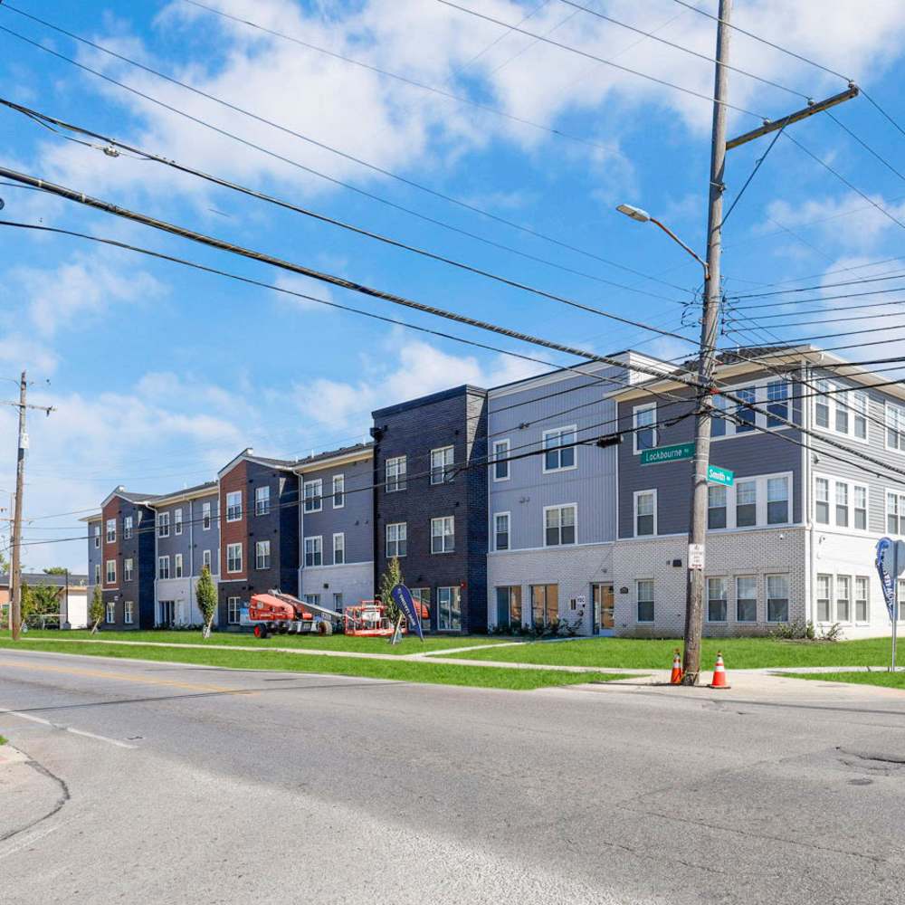 wide exterior view of the apartment building at Lockbourne Greene in Columbus, Ohio