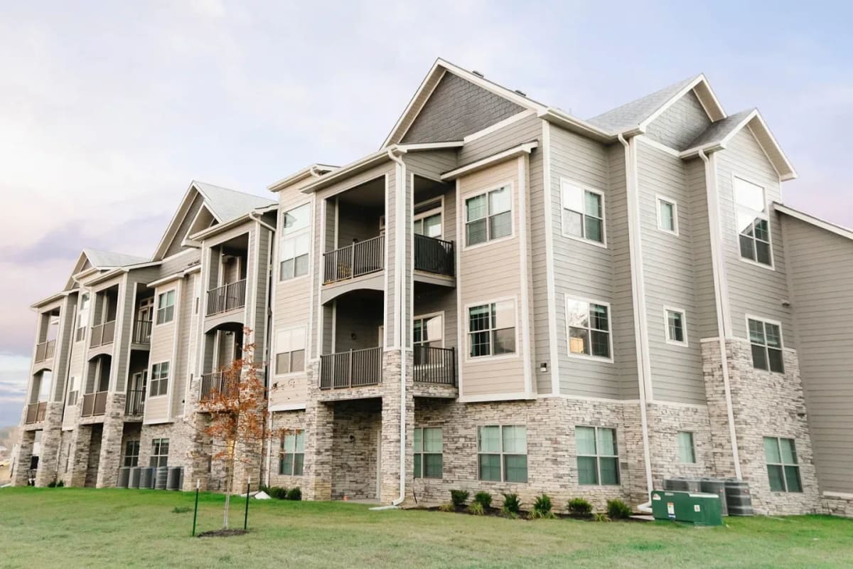 Exterior of an apartment building at Thrive at Creekside in Parkville, Missouri