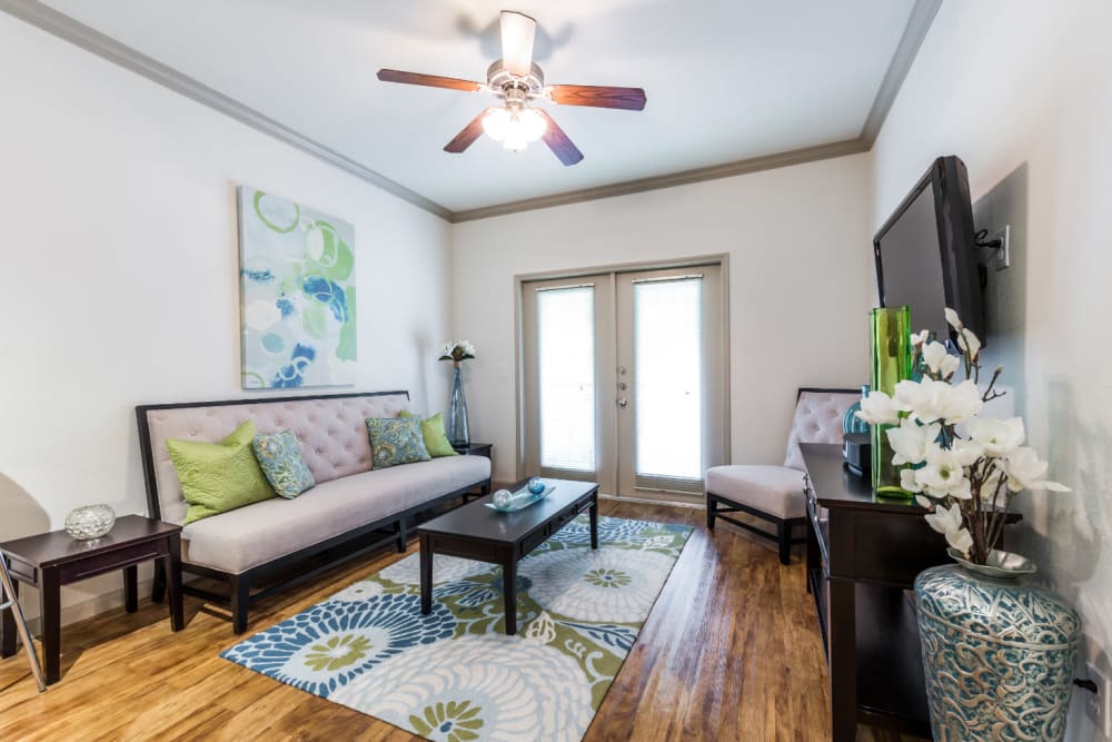 Comfortable living room with modern style décor at Marquis at Clear Lake in Webster, Texas