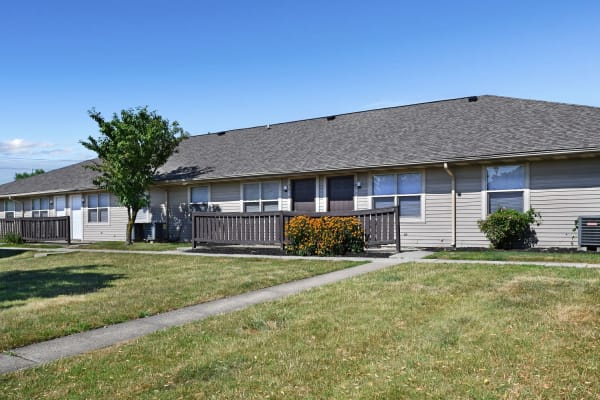 Beautiful grass lawn with well-manicured walkways at Creekbend Apartments in Columbus, Ohio