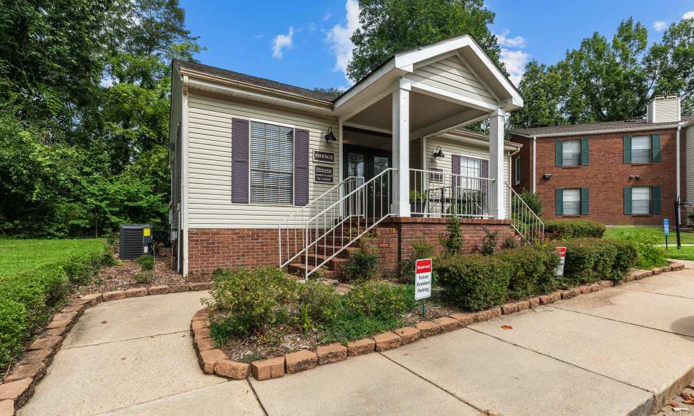 Exterior of building at Cannongate Apartments in Vicksburg, Mississippi