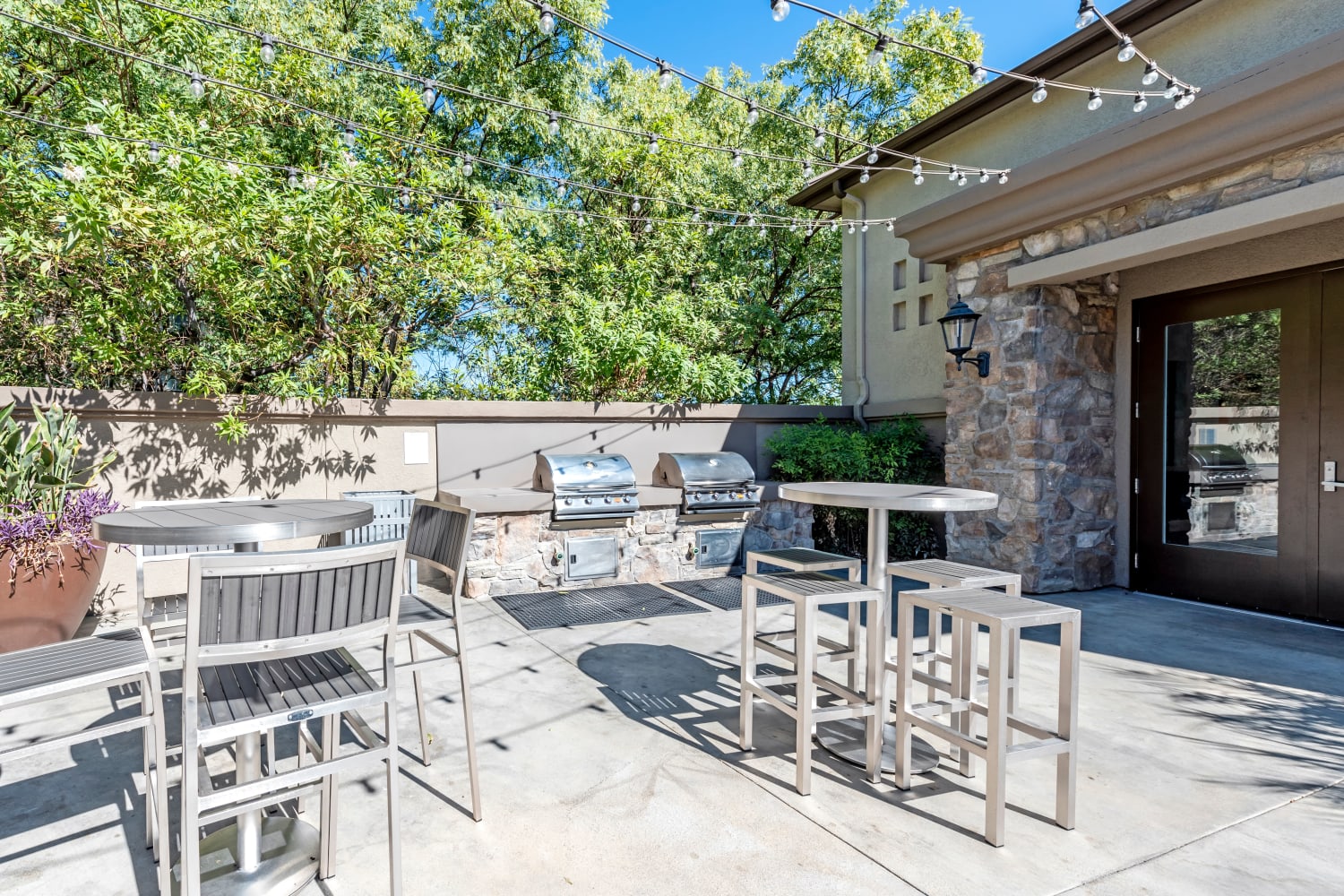 Barbeque, picnic area and clubhouse at Links at Westridge in Valencia, California