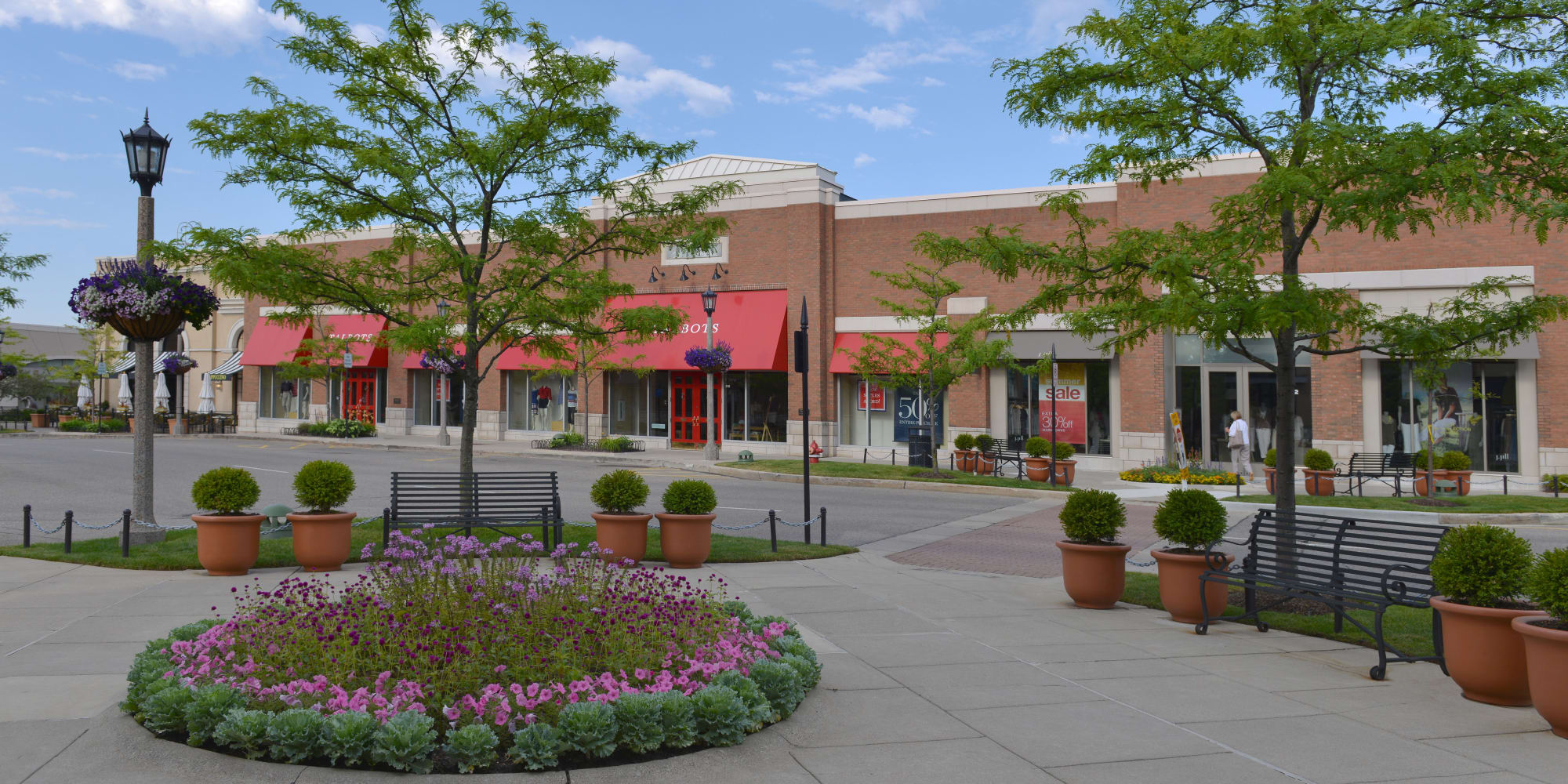 Shopping square near Blossom Ridge in Oakland Charter Township, Michigan