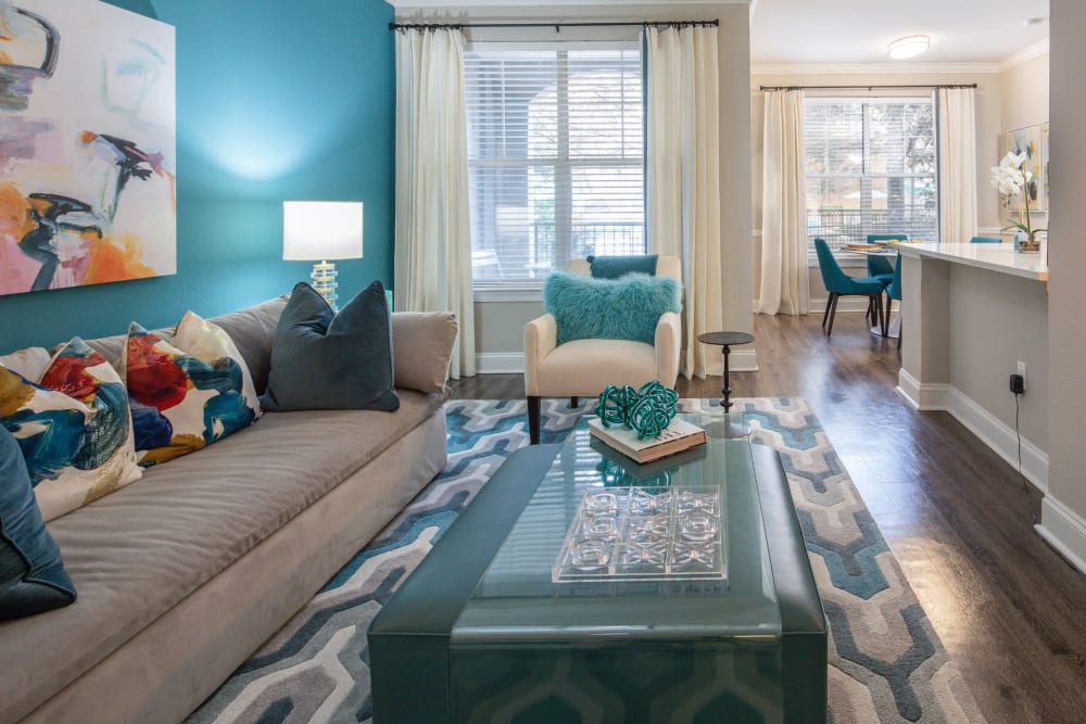 Bright living room with a large rug at Marq Perimeter in Atlanta, Georgia