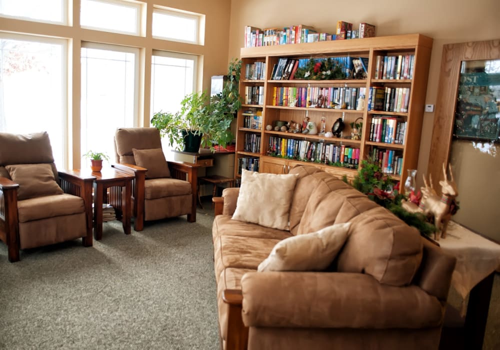 Resident common room with library at The Residences on Forest Lane in Montello, Wisconsin