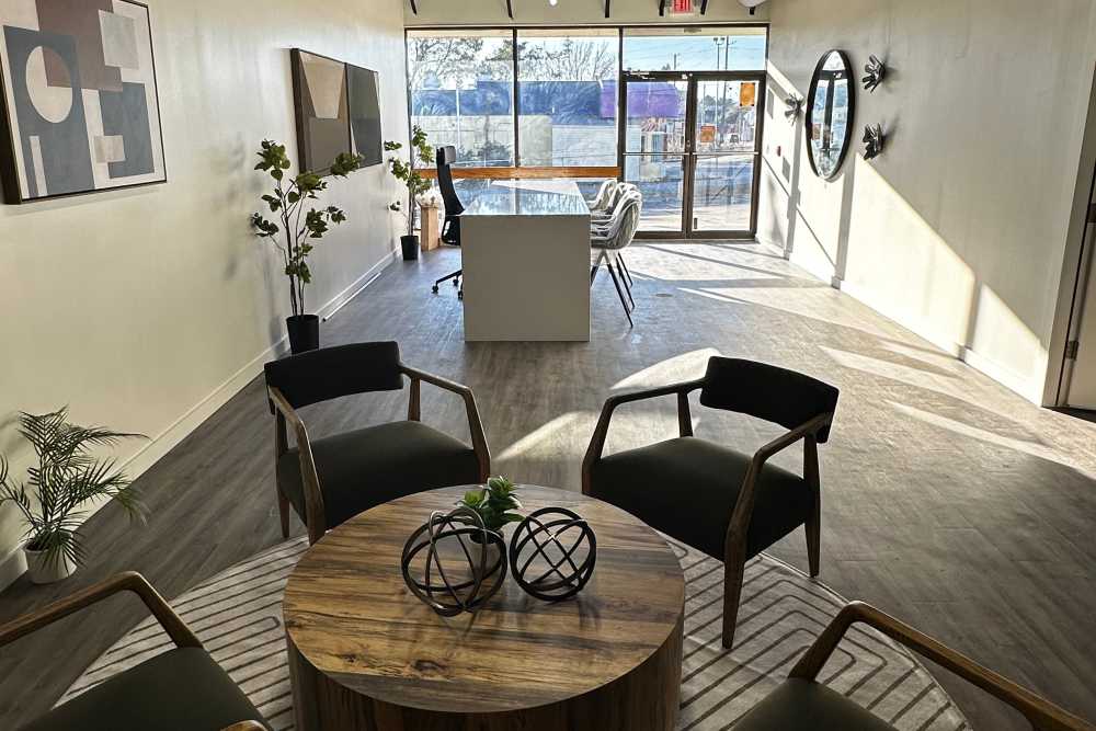 Community seating area at Springwood Place Apartments in Columbia, South Carolina